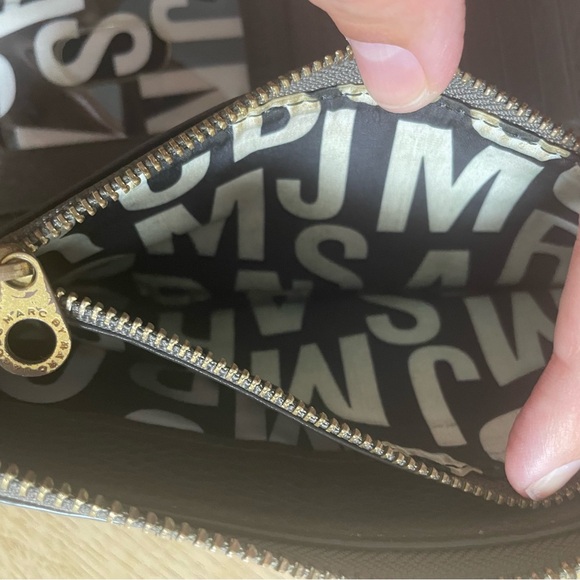 CLOSET CLEANOUT 👋 Marc by Marc Jacobs gold plated taupe wrap zipper wallet - Picture 7 of 11